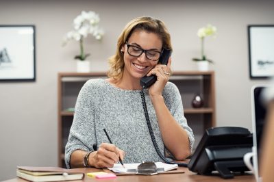 Femme effectuant la prise de références professionnelles