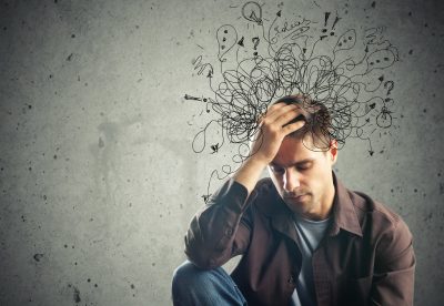 Homme anxieux au travail anxiété